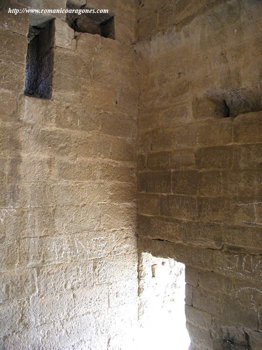 INTERIOR DE LA TORRE. LIENZO SUR, CONSERVANDO EL PARAMENTO NORE DEL TEMPLO ORIGINAL Y SU CORNISA